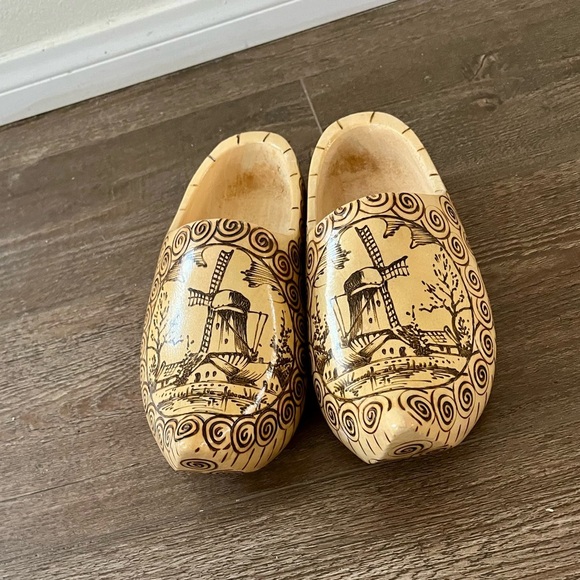 Wooden Clogs with Windmill Design - Picture 11 of 11
